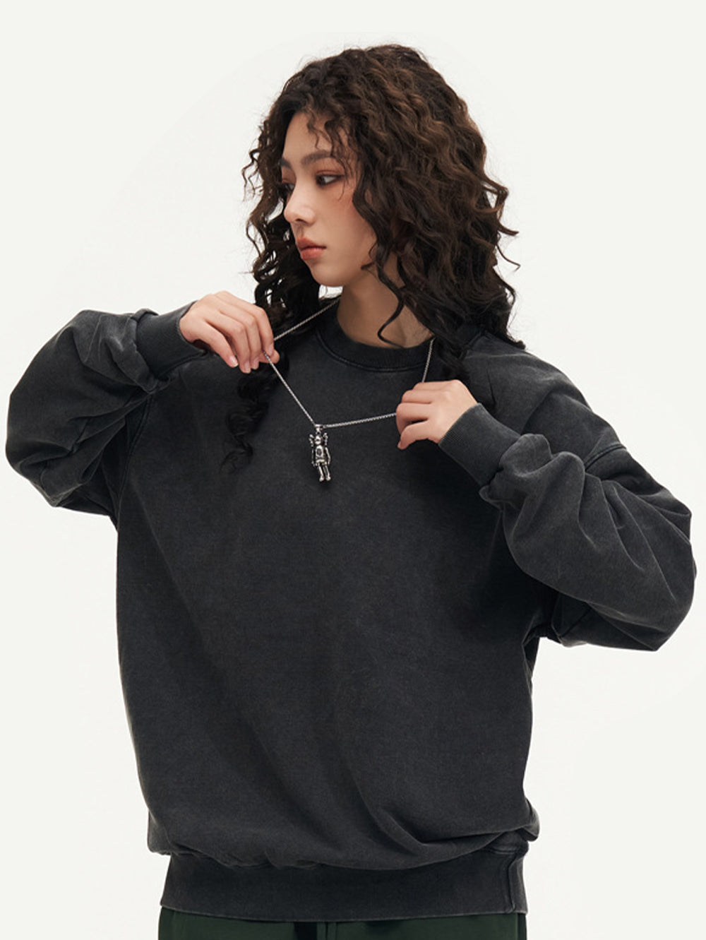 Washed vintage crew neck sweatshirt, loose-fit black pullover for couples