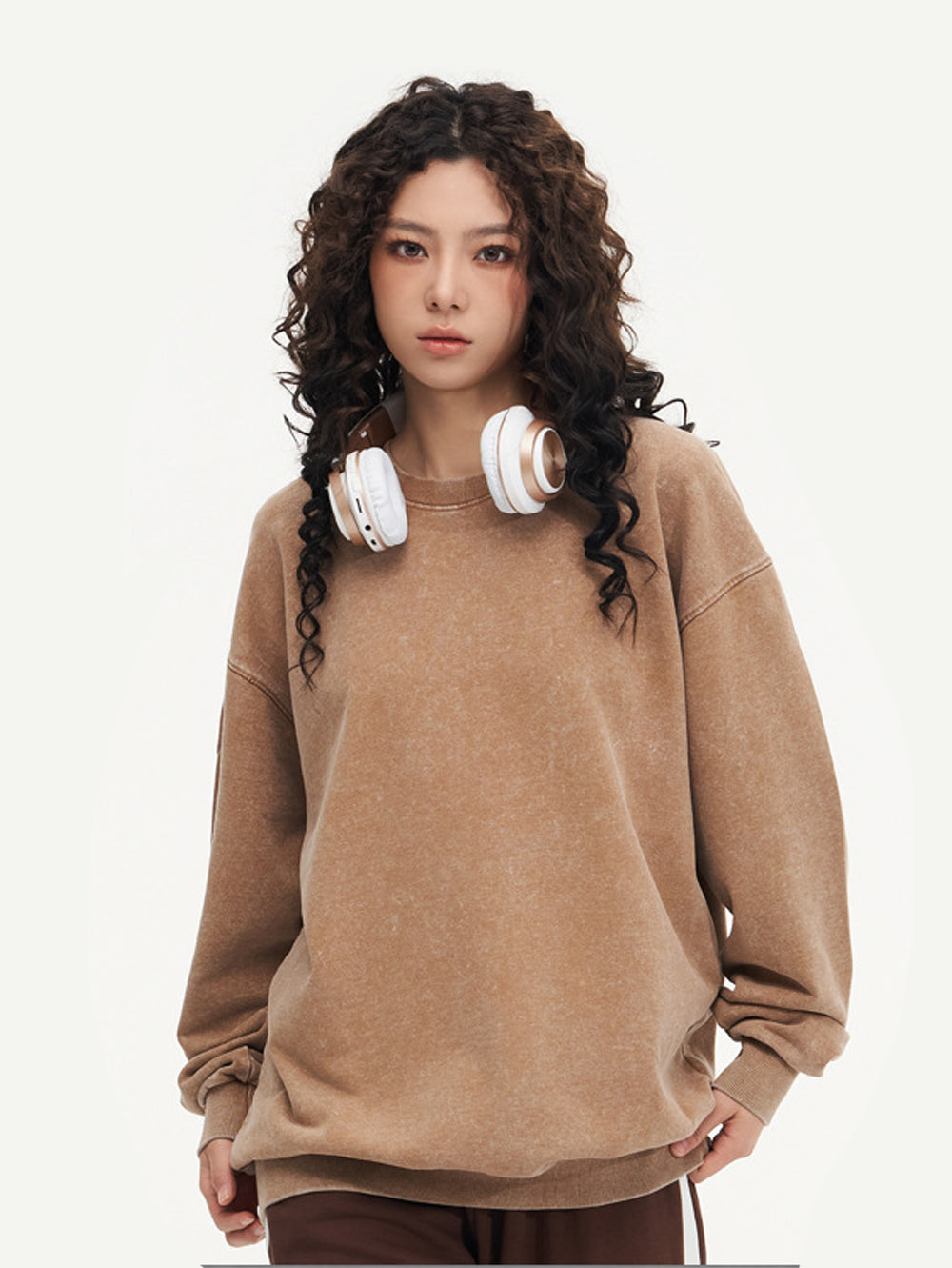 Washed vintage crew neck sweatshirt, loose-fit black pullover for couples