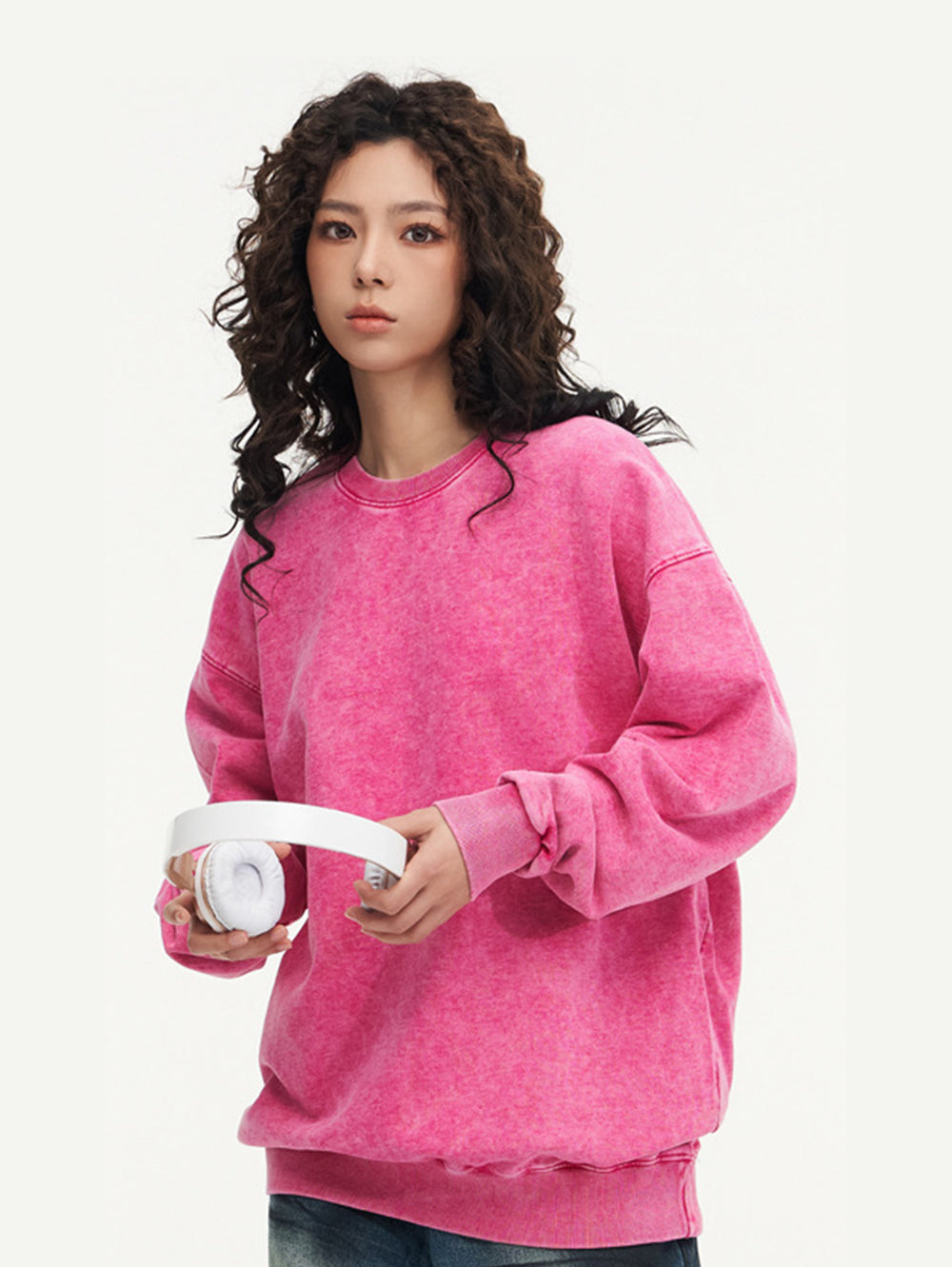 Washed vintage crew neck sweatshirt, loose-fit black pullover for couples